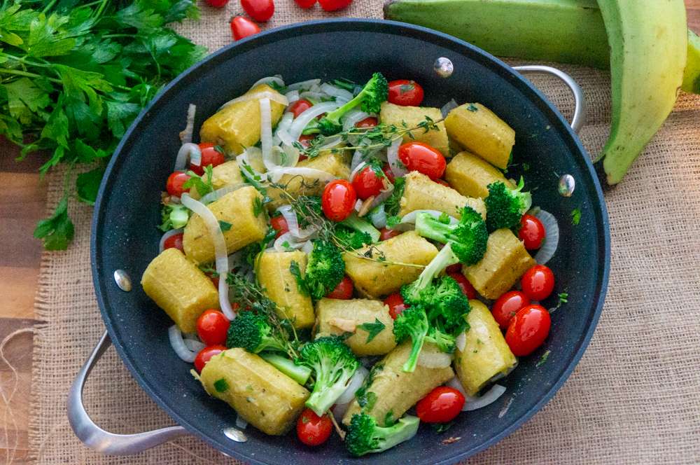 Green Plantains with Tomatoes and Broccoli Florets